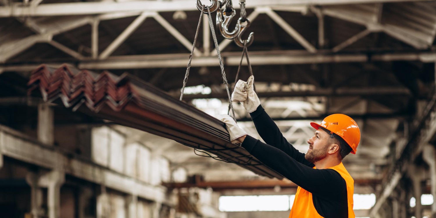 Man seint met een duimpje dat de lading goed is bevestigd